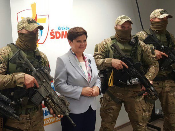 Premier Beata Szydło traci wiarygodność, gdy zmienia zdanie jak broszki