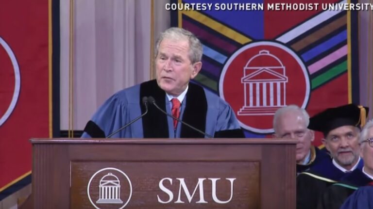 Prezydent Bush wie, jak chwalić i motywować studentów
