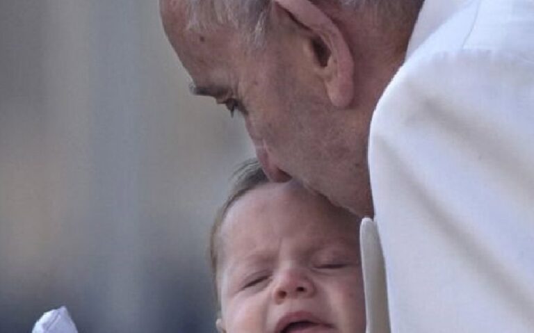 Celna riposta Papieża Franciszka na płacz dziecka