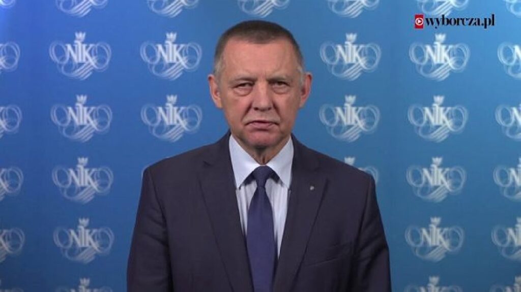 Prezes NIK-u Marian Banaś daje przykład jak forma wystąpienia niszczy treść