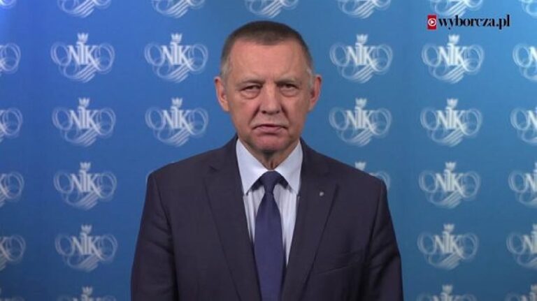 Prezes NIK-u Marian Banaś daje przykład jak forma wystąpienia niszczy treść