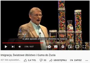 rekwizyty przykuwają uwagę słuchaczy podczas wystąpienia na tema imigracji w USA